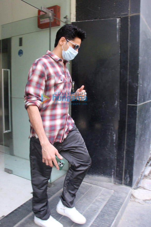 photos sidharth malhotra spotted in santacruz 4 2