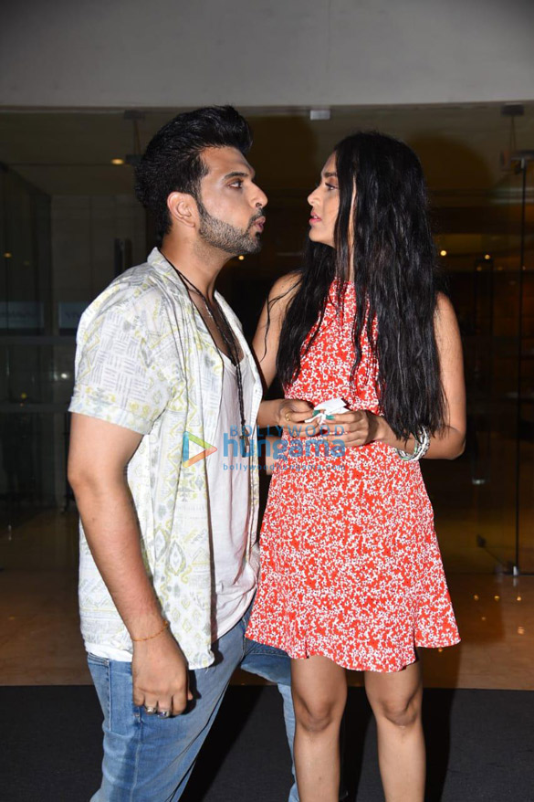 photos tejasswi prakash cuts her birthday cake with karan kundra in goa 5