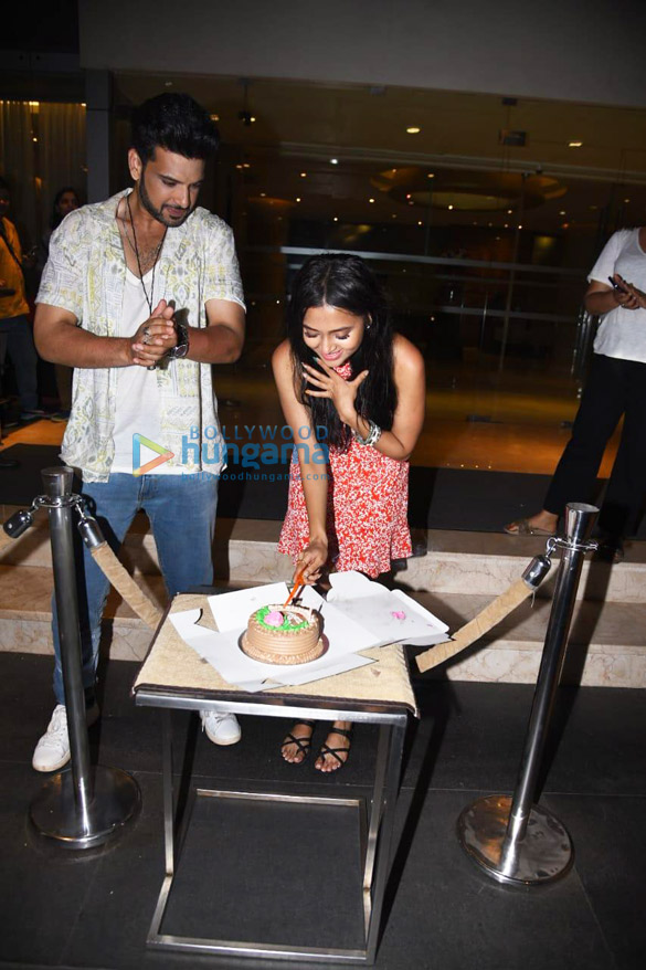 photos tejasswi prakash cuts her birthday cake with karan kundra in goa 6