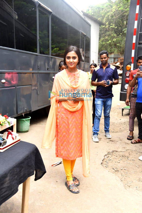 photos tejaswwi prakash cuts a cake with her fans ahead of her birthday 3