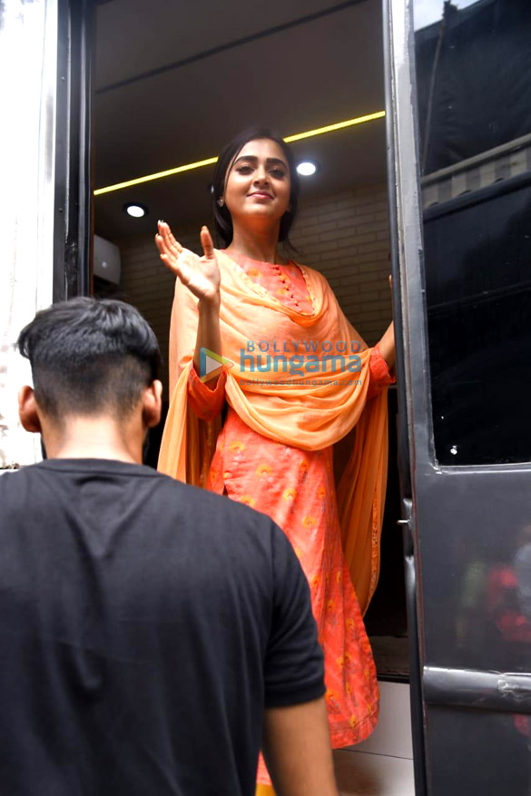 photos tejaswwi prakash cuts a cake with her fans ahead of her birthday 5