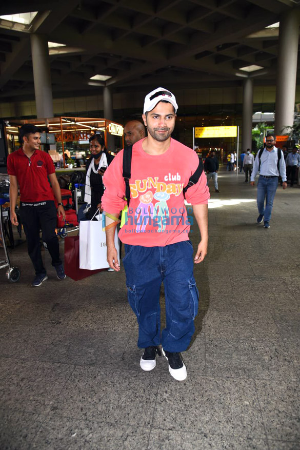 photos varun dhawan janhvi kapoor and mouni roy snapped at the airport 3