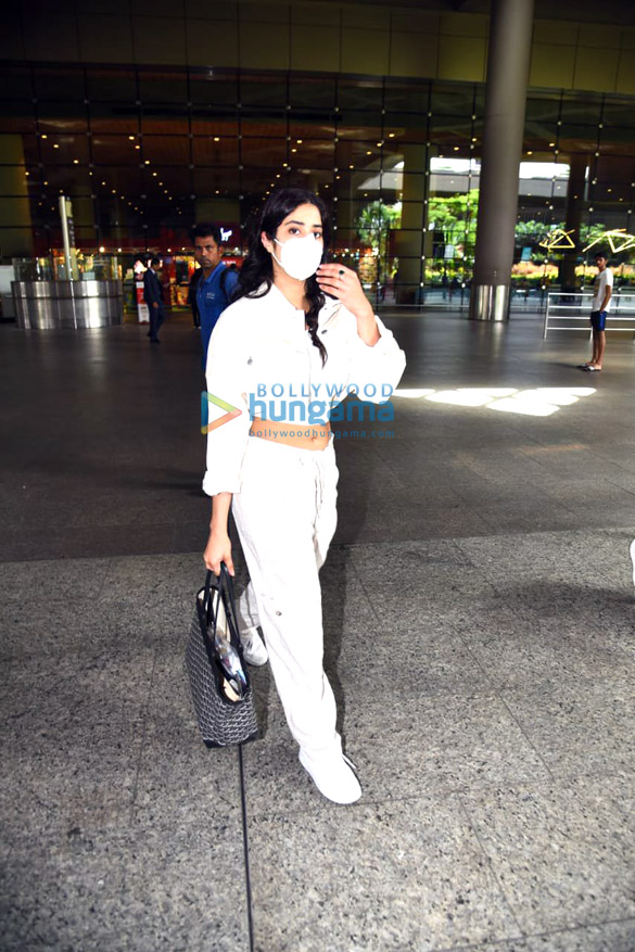 Photos Varun Dhawan Janhvi Kapoor And Mouni Roy Snapped At The Airport 4 Janhvi Kapoor