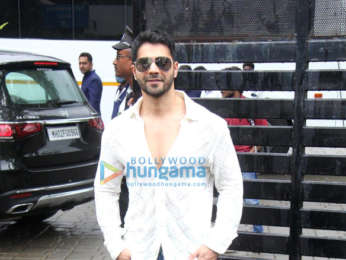 Photos: Varun Dhawan and Kiara Advani snapped at the Kalina airport leaving for Pune to promote the film Jugjugg Jeeyo