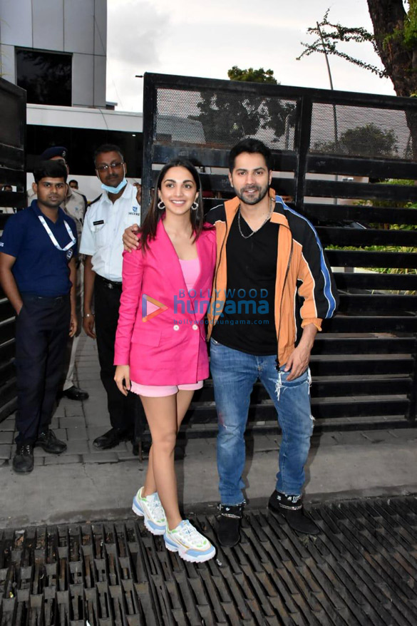 Photos: Varun Dhawan and Kiara Advani snapped post the promotions of Jugjugg Jeeyo Photos: Varun Dhawan and Kiara Advani snapped post the promotions of Jugjugg Jeeyo