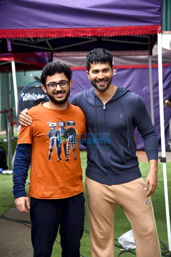 Photos: Varun Dhawan snapped with YouTuber Carryminati in Juhu Photos: Varun Dhawan snapped with YouTuber Carryminati in Juhu