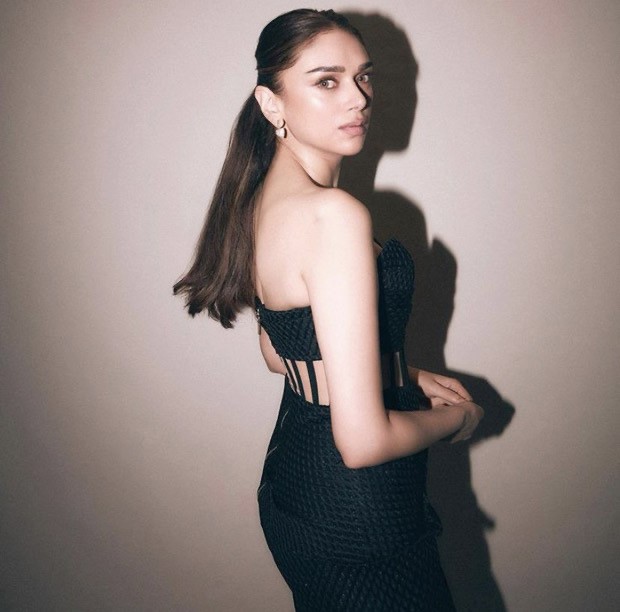 Aditi Rao Hydari looks bewitching in black body-con corset dress worth Rs. 38,291 for an award show 