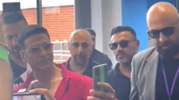 Akshay Kumar clicks selfies with fans in London