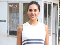 Esha Gupta flashes her cheerful smile at paps