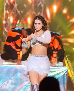 Kriti Sanon Ki Xx Video - Kriti Sanon shows sensuous moves on 'Nadiyon Paar' in white shimmery  outfit, watch video : Bollywood News - Bollywood Hungama