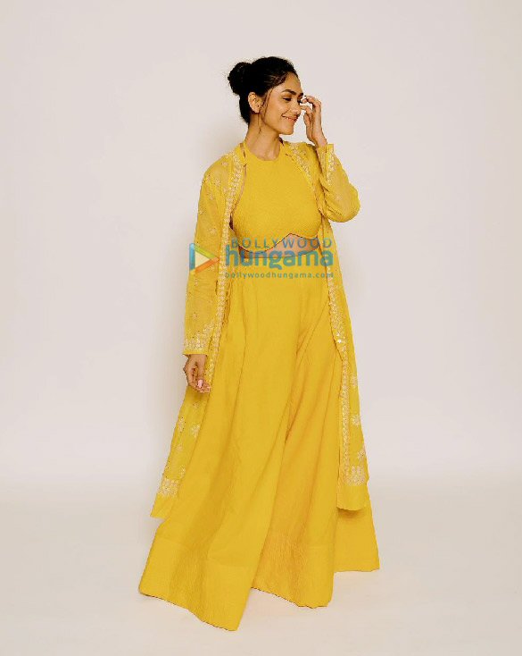 mrunal thakur 3 52