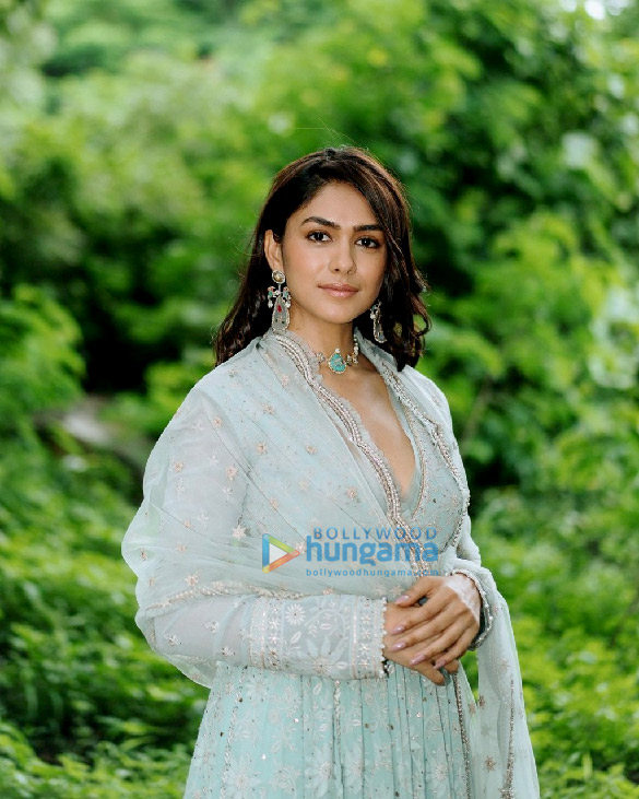 mrunal thakur 4 18