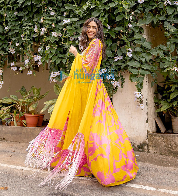 mrunal thakur 4 19