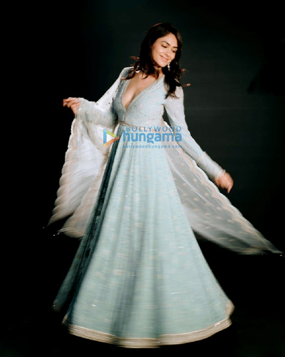 mrunal thakur 5 11