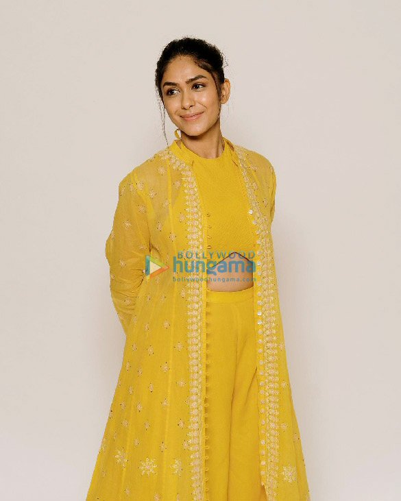 mrunal thakur 6 11