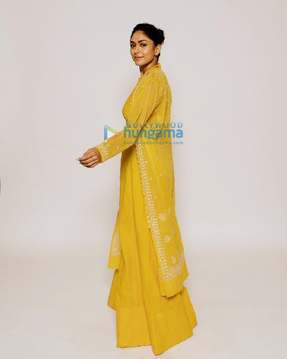 mrunal thakur 8 4