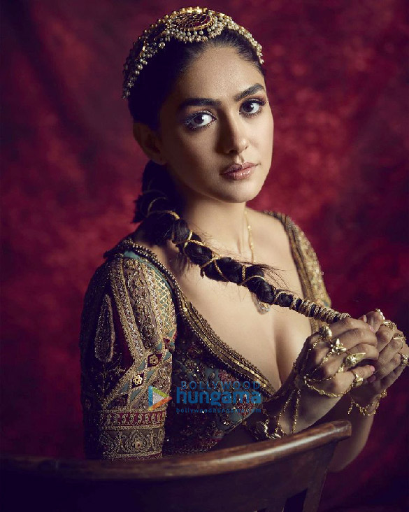 mrunal_thakur 13