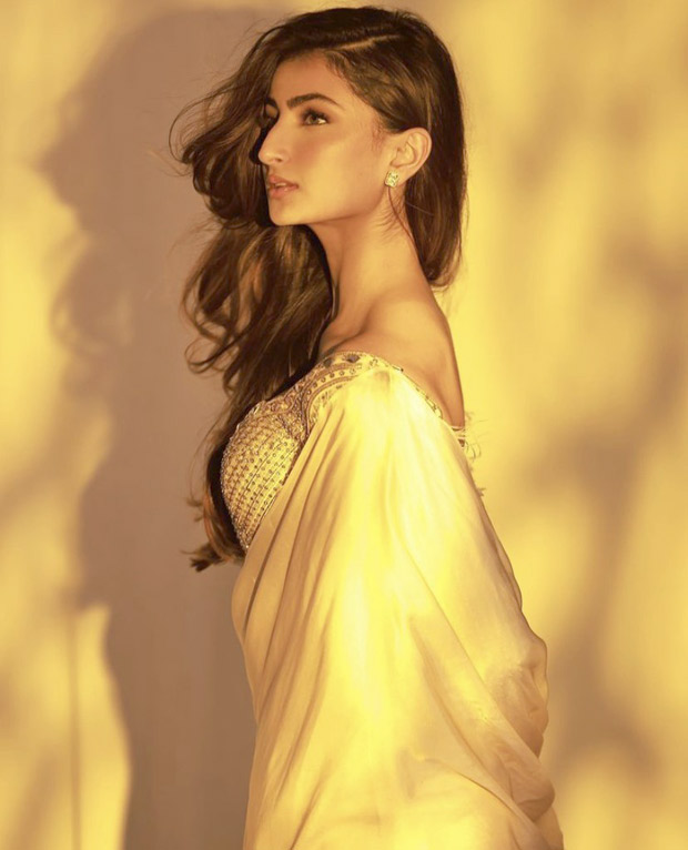 Palak Tiwari is a dazzling sight in yellow saree and golden embellished blouse in her latest photo-shoot Palak Tiwari is a dazzling sight in yellow saree and golden embellished blouse in her latest photo-shoot