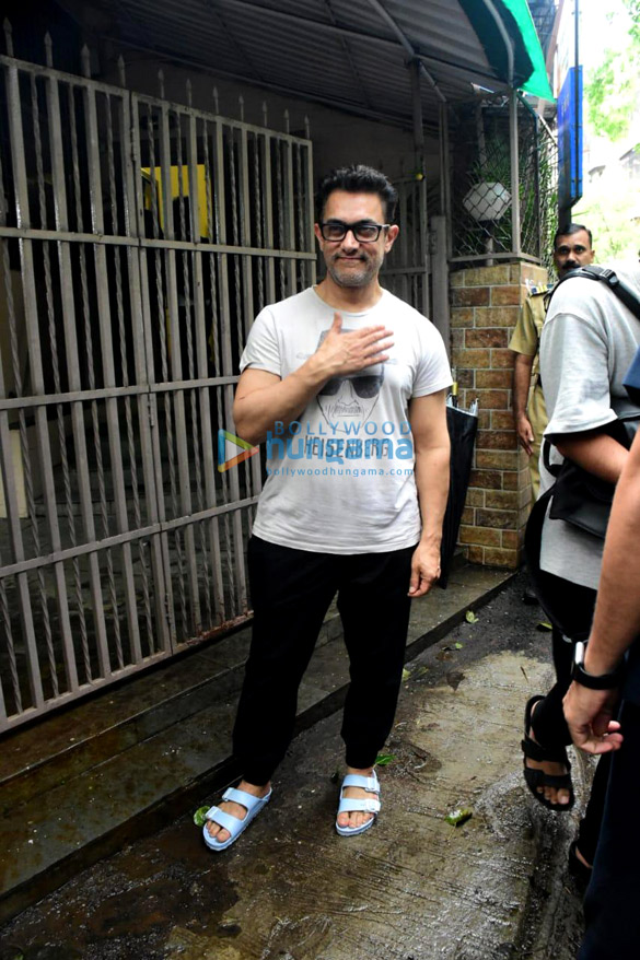 photos aamir khan snapped at a dubbing studio in bandra 1 6