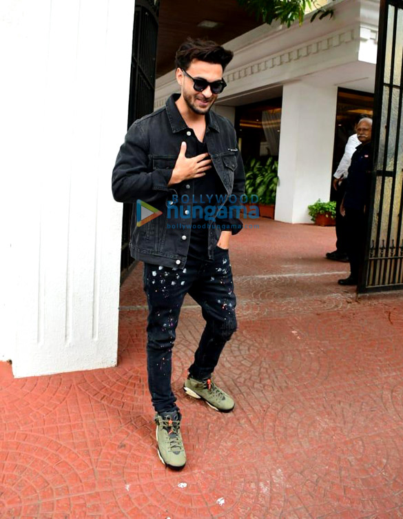 photos aayush sharma snapped at anand pandits office in juhu 4