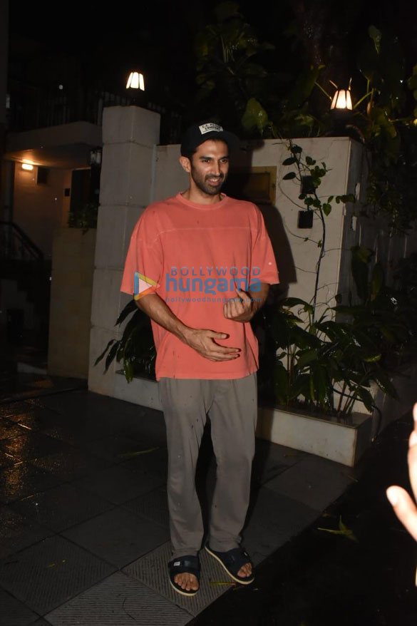 photos aditya roy kapur at a cilnic in bandra 3