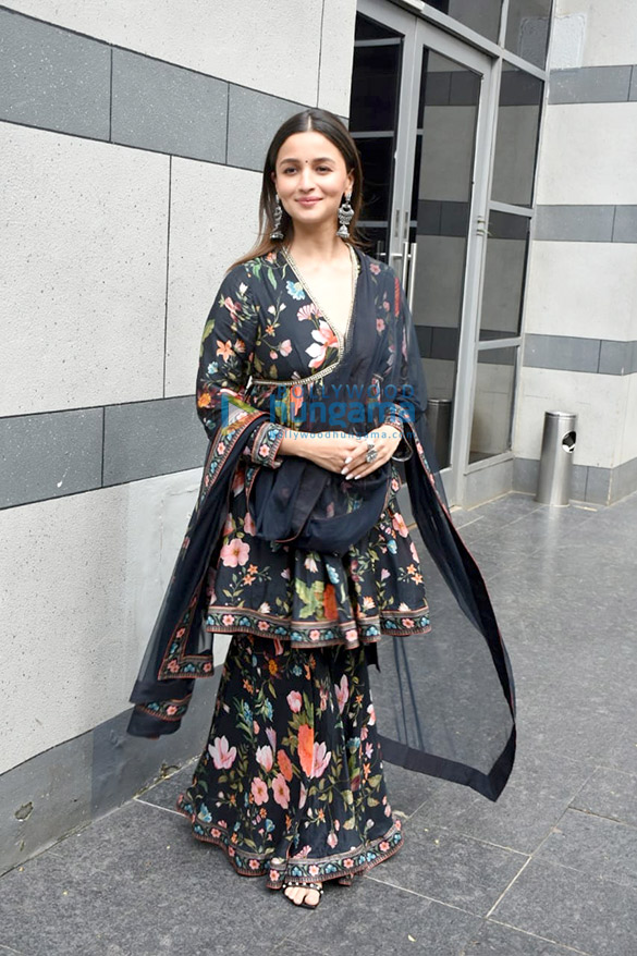 photos alia bhatt and vijay varma snapped promoting their film darlings 1