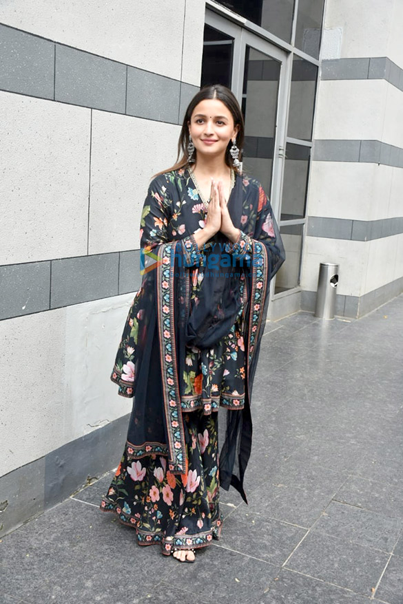 Photos: Alia Bhatt and Vijay Varma snapped promoting their film Darlings Photos: Alia Bhatt and Vijay Varma snapped promoting their film Darlings
