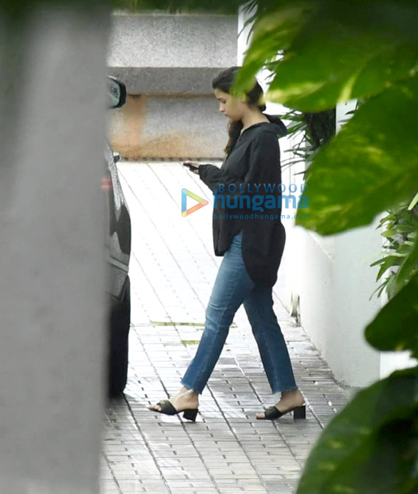 photos alia bhatt spotted in bandra 4 2