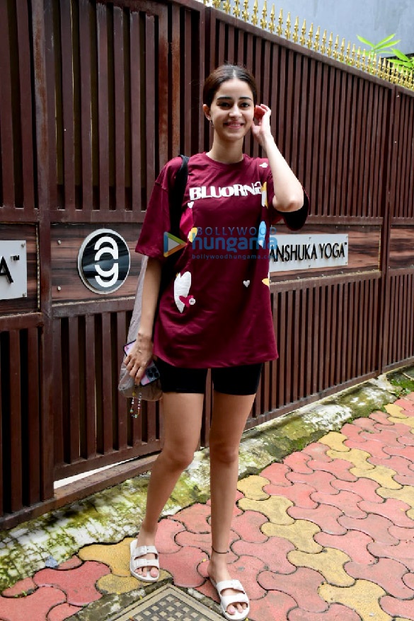 Photos: Ananya Panday spotted at Anshuka Yoga in Bandra Photos: Ananya Panday spotted at Anshuka Yoga in Bandra