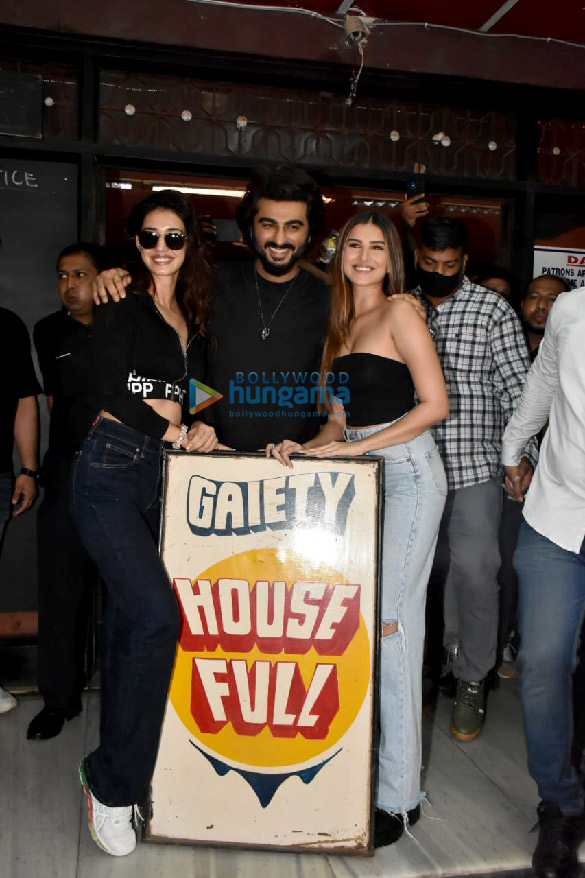 Photos: Arjun Kapoor, Disha Patani and Tara Sutaria spotted at Gaiety Galaxy, Bandra to meet fans Photos: Arjun Kapoor, Disha Patani and Tara Sutaria spotted at Gaiety Galaxy, Bandra to meet fans
