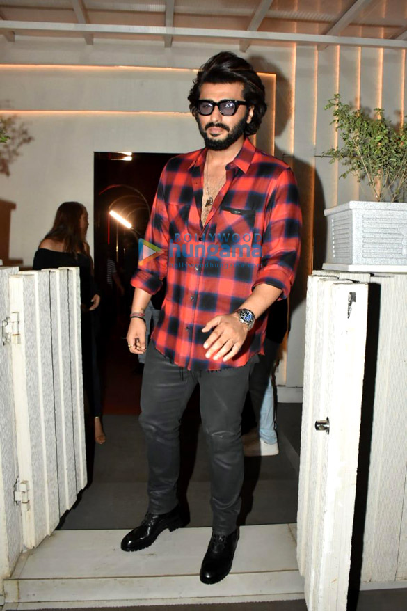 photos arjun kapoor and tara sutaria spotted in bandra 1