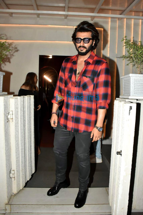 photos arjun kapoor and tara sutaria spotted in bandra 3