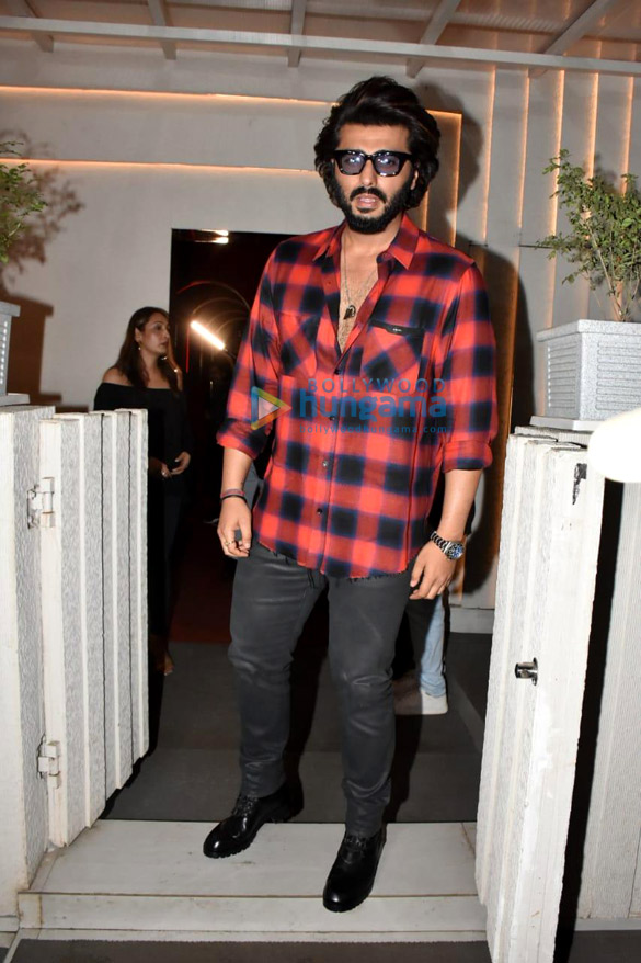 photos arjun kapoor and tara sutaria spotted in bandra 5
