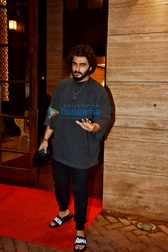 photos arjun kapoor snapped at malaika aroras house in bandra 2