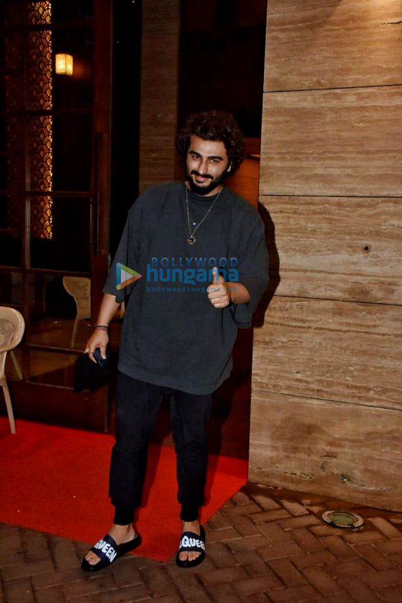 photos arjun kapoor snapped at malaika aroras house in bandra 3