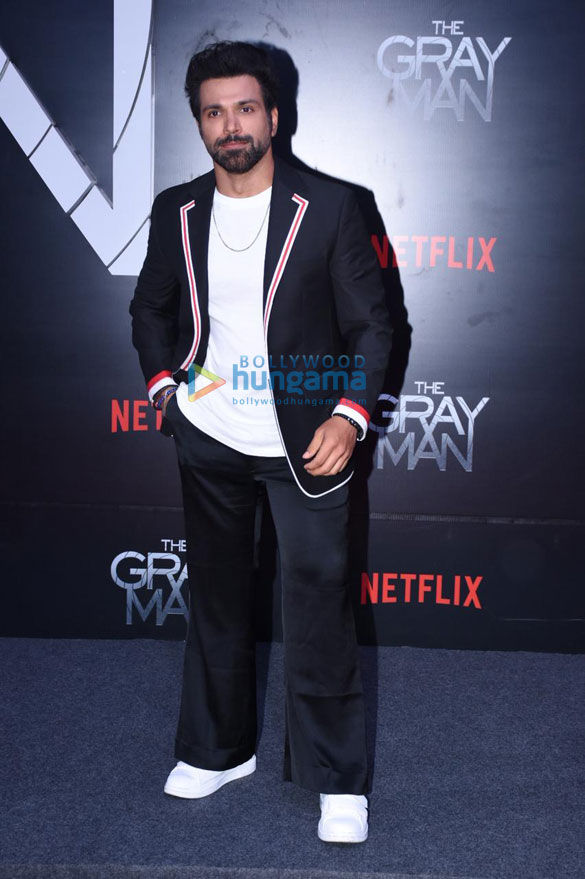 photos dhanush the russo brothers and other celebs attend the premiere of the gray man 77 10