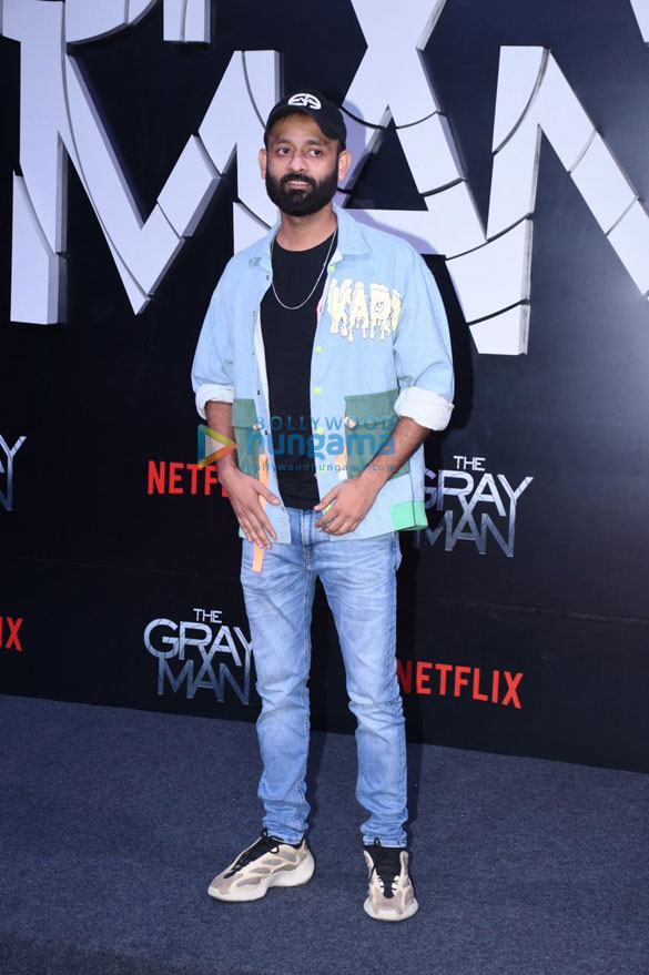 photos dhanush the russo brothers and other celebs attend the premiere of the gray man 77 11