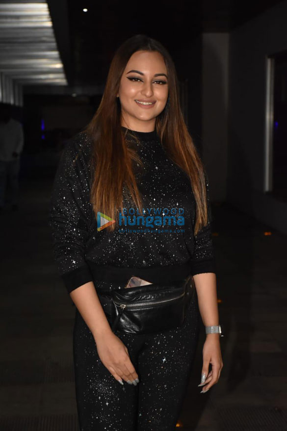 photos huma qureshi rings in her birthday with her brother saqib saleem and friends in bandra 000 2