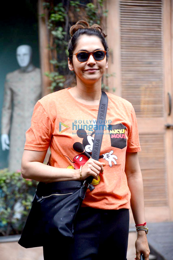 Photos: Isha Koppikar snapped in Bandra Photos: Isha Koppikar snapped in Bandra