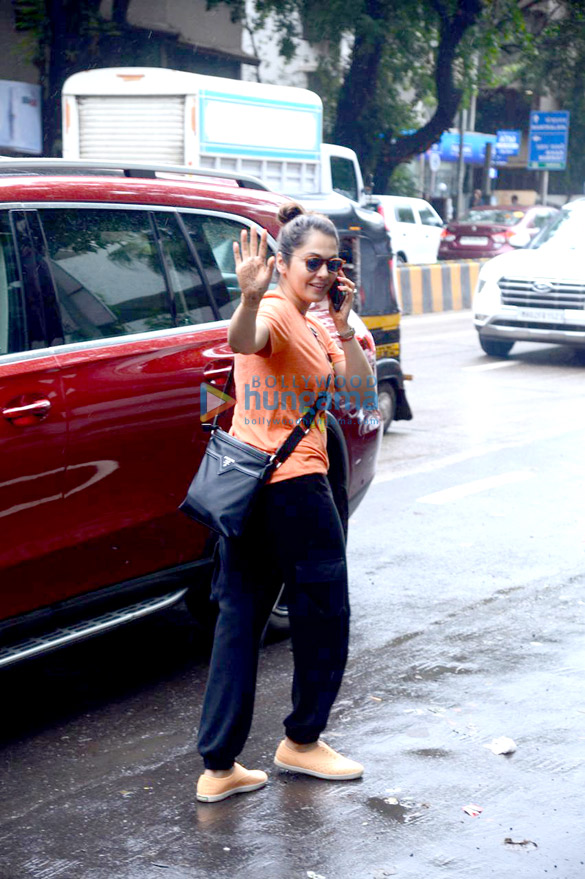photos isha koppikar snapped in bandra 4