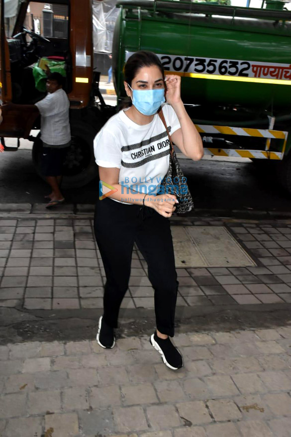 photos kangana ranaut and sophie choudry snapped at a salon in bandra 2