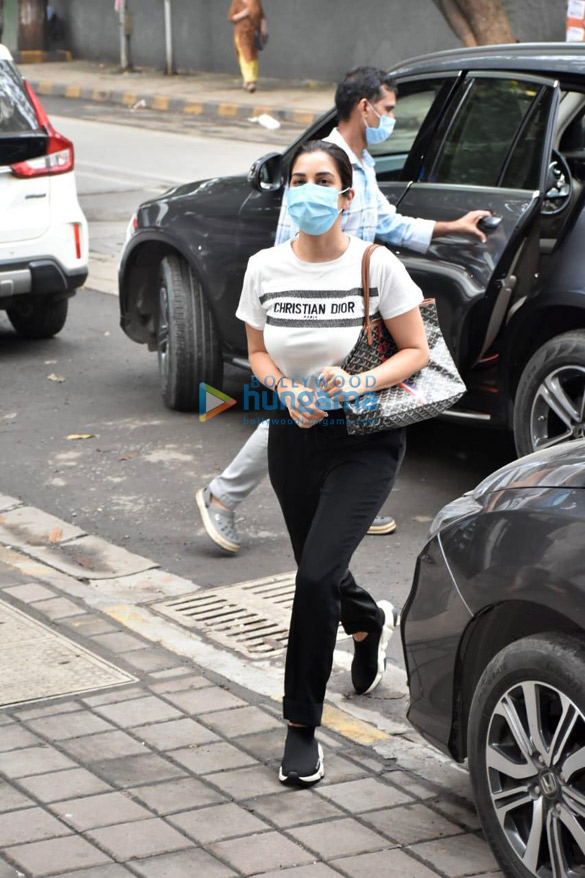 photos kangana ranaut and sophie choudry snapped at a salon in bandra 6