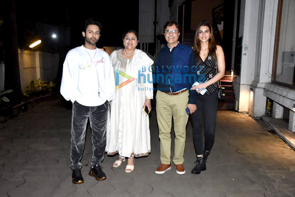 photos kriti sanon and her family snapped with singer stebin ben in bandra 3