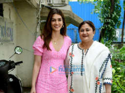 Photos: Kriti Sanon snapped with her mother at a salon in Juhu