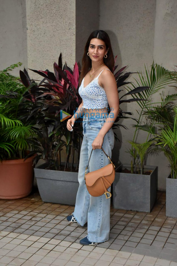 photos kriti sanon spotted at bandra 2