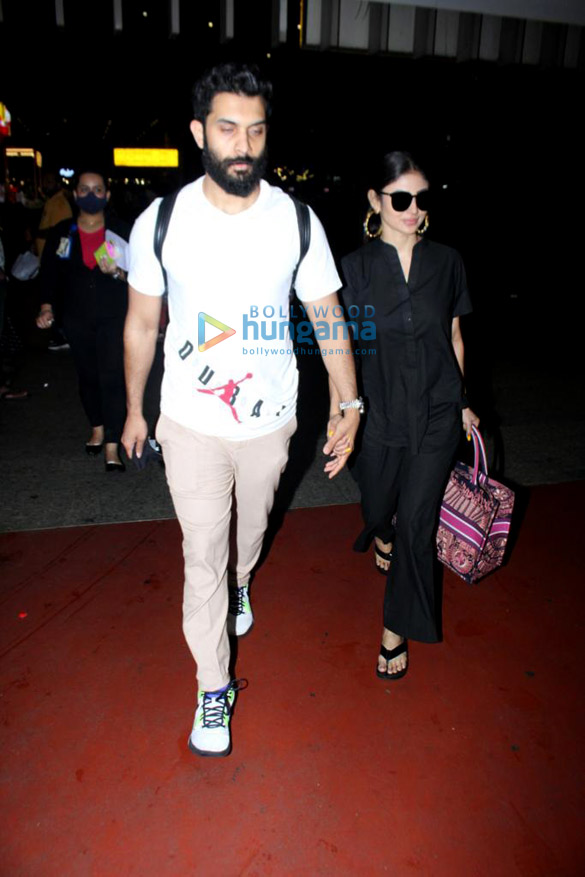 photos mouni roy snapped with her husband at the mumbai airport 3