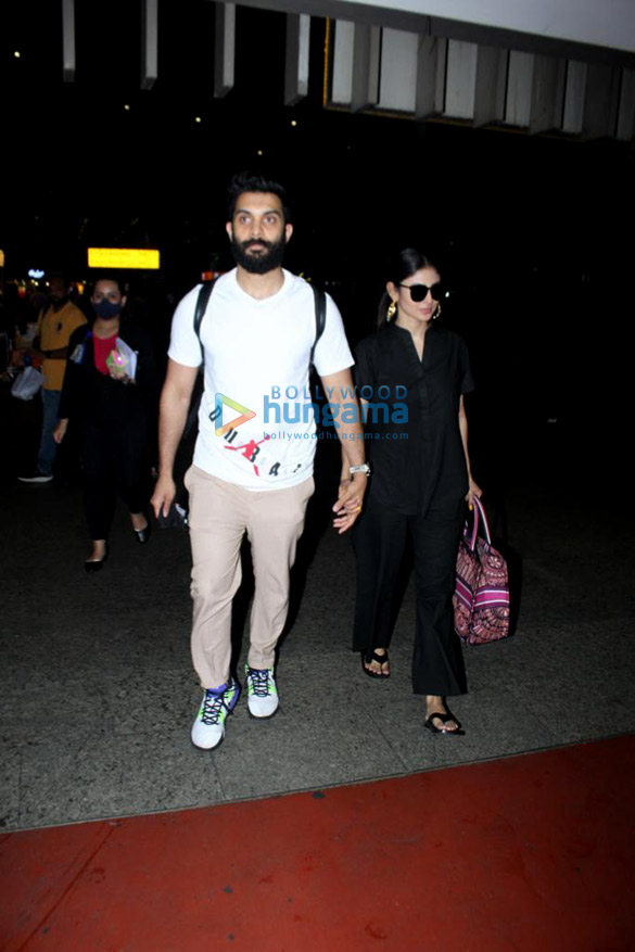 Photos: Mouni Roy snapped with her husband at the Mumbai airport Photos: Mouni Roy snapped with her husband at the Mumbai airport