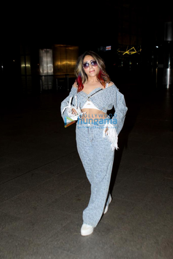 photos neha bhasin snapped at the airport 2