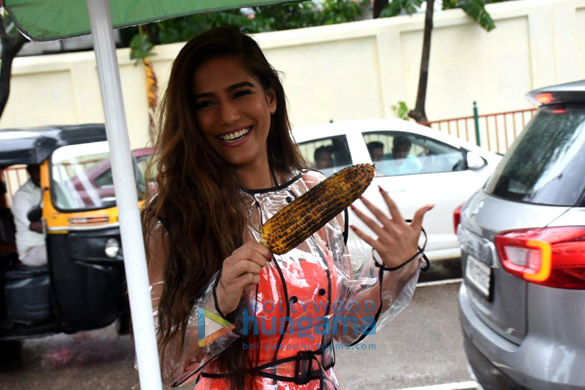 Photos: Poonam Pandey snapped enjoying corn in the rains