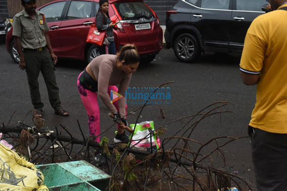 photos rakhi sawant snapped doing her bit for a cleaner mumbai 3